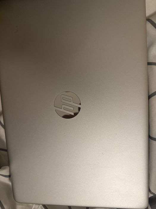 Portátil HP 15s-fq5xxx em excelente estado, ideal para estudo, trabalho e uso diário
