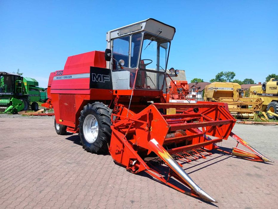 Kombajn zbożowy Massey Ferguson 330