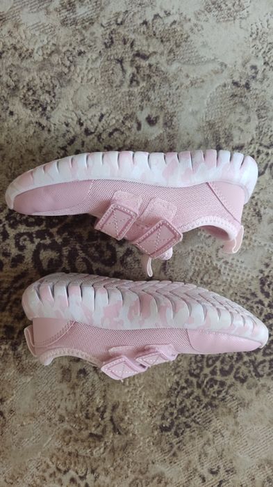 Продаю детские кроссовки Лупилу