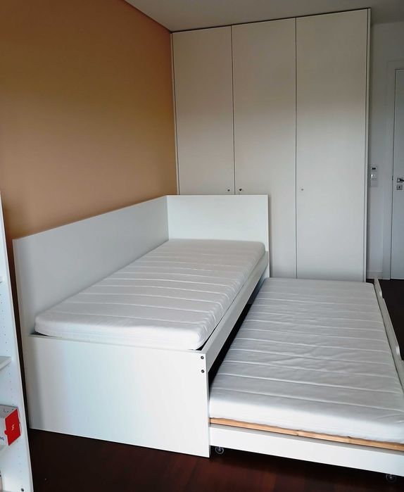 Cama IKEA individual dupla com gavetão e dois colchões