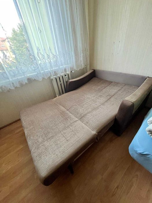 Sofa dwuosobowa z funkcją spania i pojemnikiem