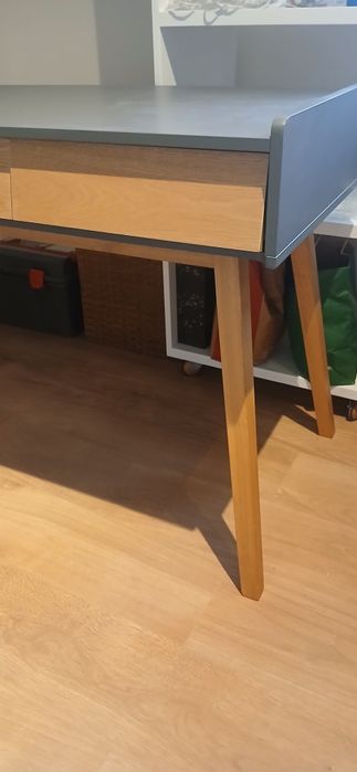 Secretária com gavetas