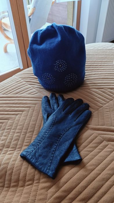 Rękawiczki skórzane i czapka. Komplet