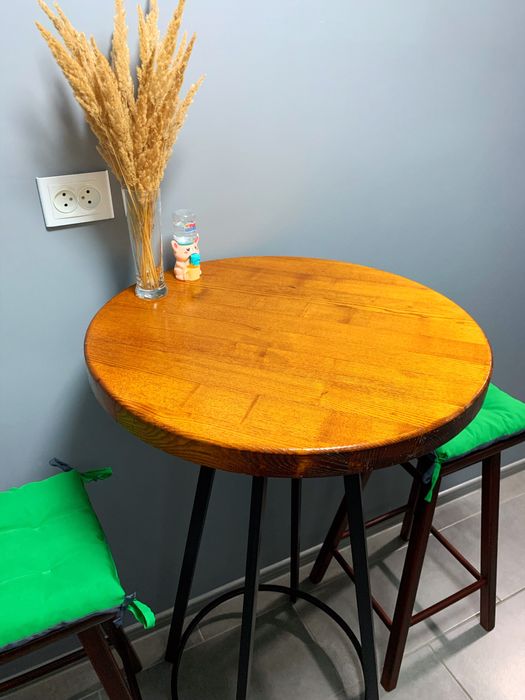 Добротный, кухонный комплект: барный стол и стулья; барні стільці/стіл