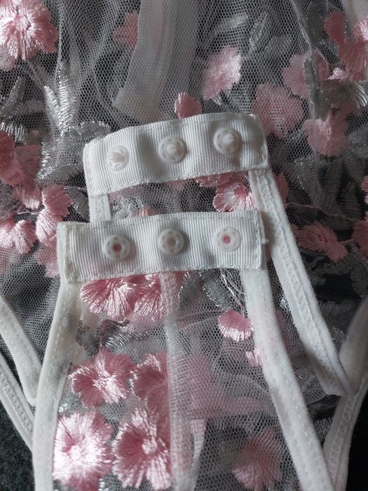Корсетне боді з квітковою вишивкою.