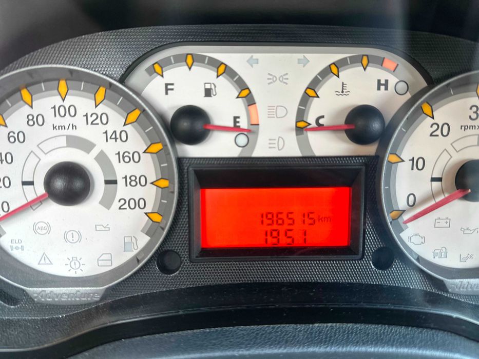 Carro em óptimo estdo tando de interior como de exterior...