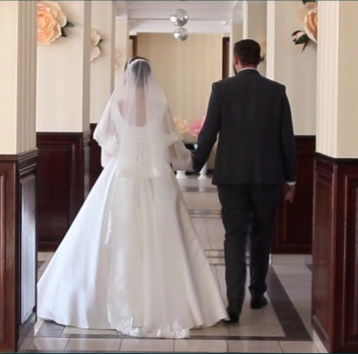 Свадебное платье не венченое.