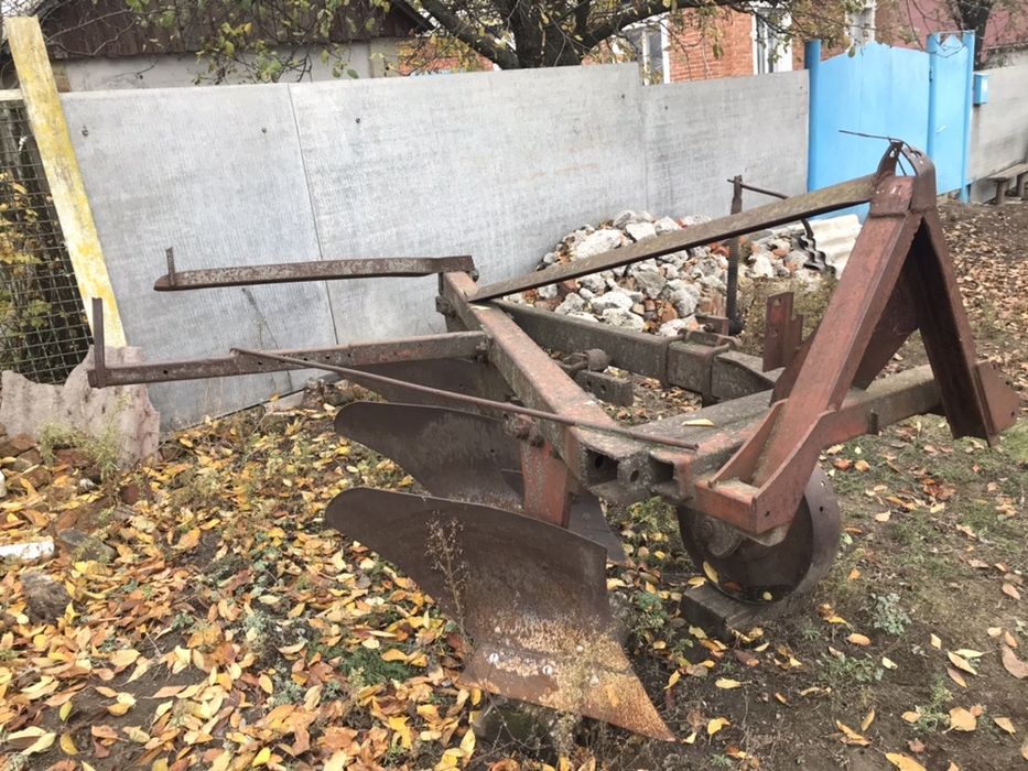 Продам трактор ЮМЗ 6 з плугом і прицепом.