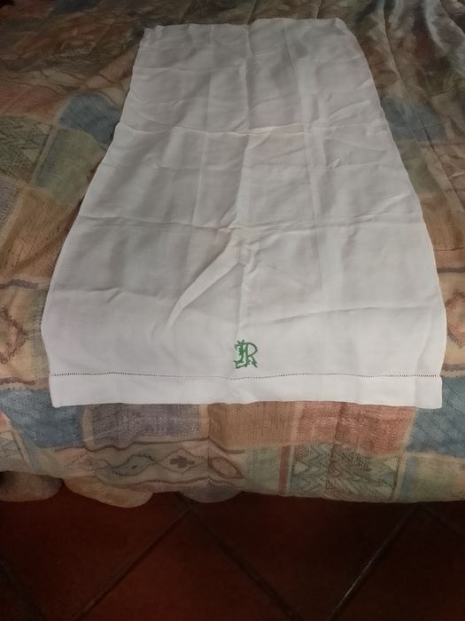 Toalha de linho bordada
