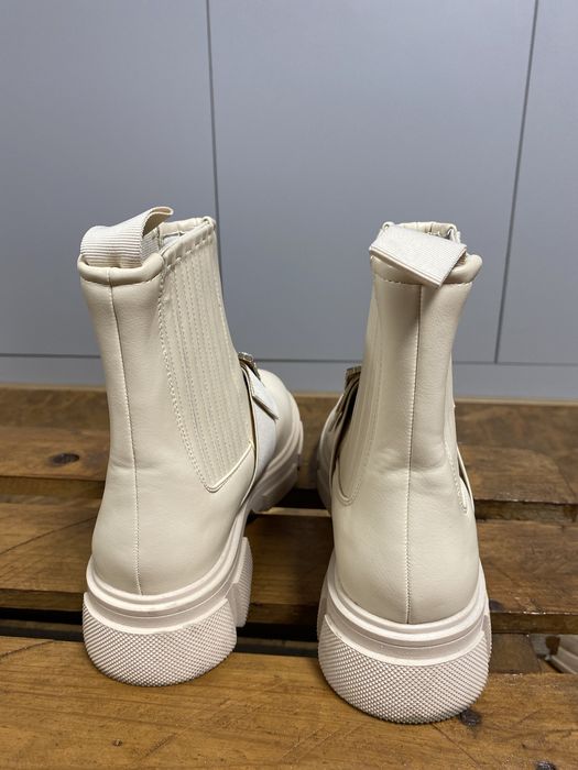 Botas beges com brilhantes.