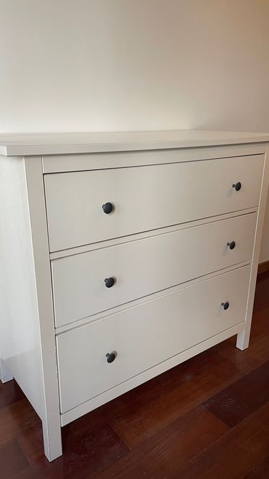 Cómoda Branca HEMNES IKEA