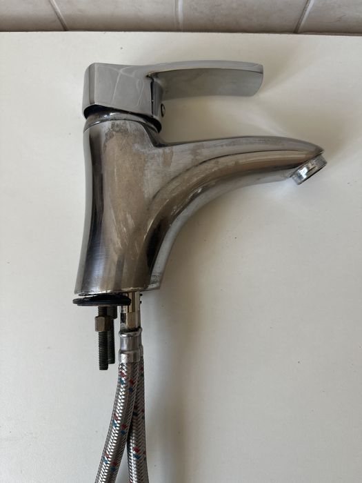 Змішувач для кухні та ванної кімнати з картриджем та шлангами.