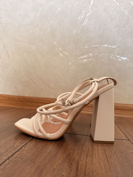 Босоніжки білі на каблуку