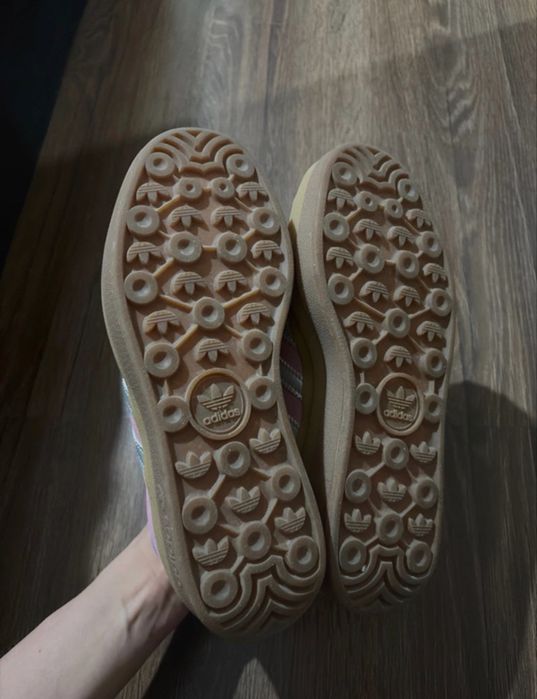 Adiadas gazelle.
