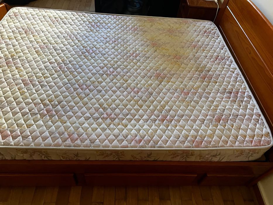 Cama 190x140cm com colchão de molas ortopédico
