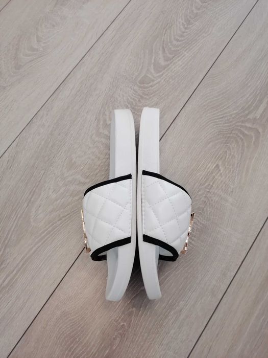 Klapki białe rozmiar 38, długość 24,5cm