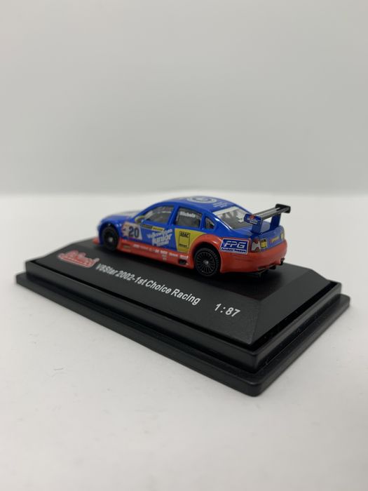 Volkswagen Passat  V8 Star 2002 da Schuco escala H0 1/87