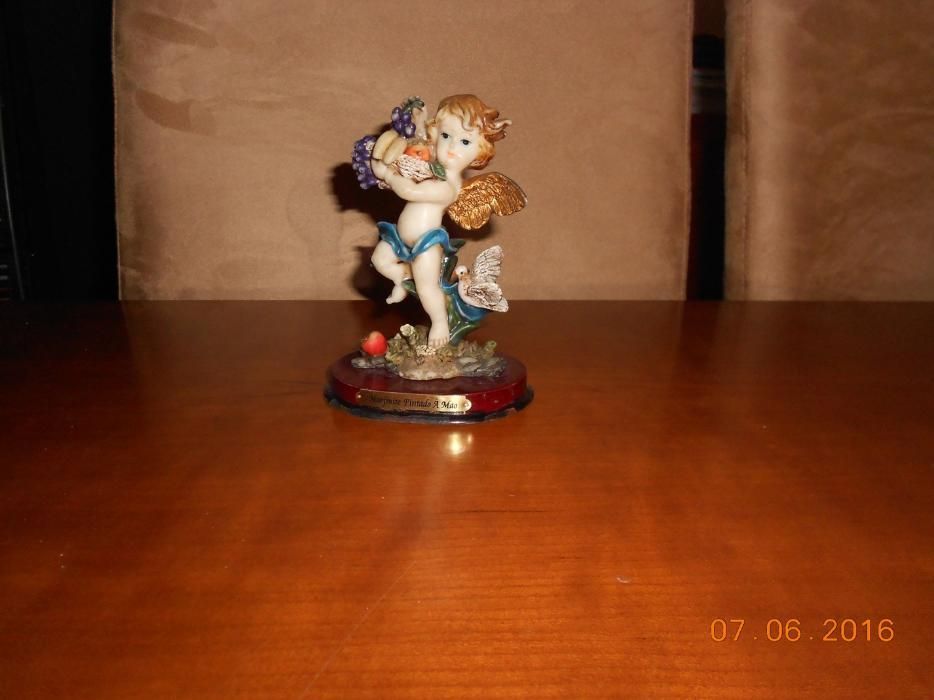 Bonecos em porcelana e madeira