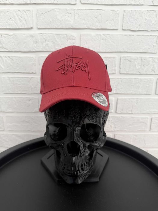 Кепка унисекс Stüssy  красная— практичный и стильный аксессуар на каждый день