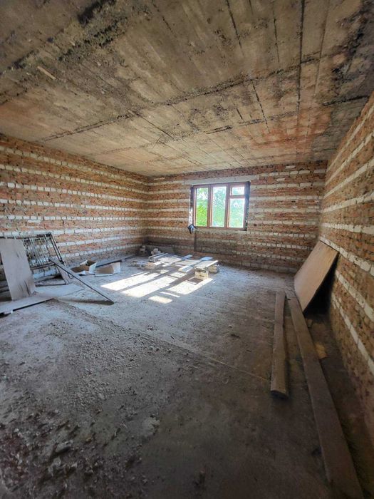 великий будинок з великою ділянкою(28сот) в с.Новий Милятин