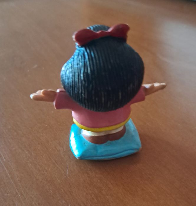 Representação em PVC da personagem Mafalda