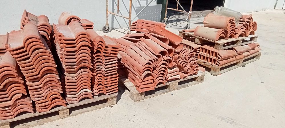 Telha lusa e remates em bom estado e chapas de lusalite .