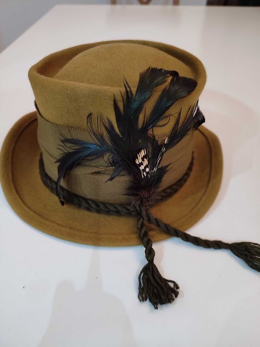 Kapelusz Vintage z naturalnymi piórami rozm. 56 filcowy