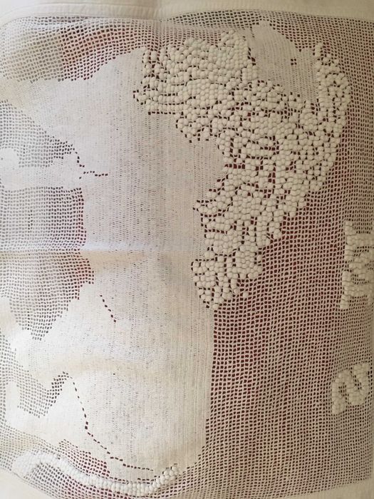 Capa de almofada em crochet aplicado com borboto