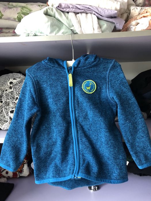 На баєчці з капішоном