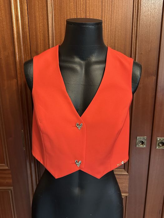 Colete vermelho Sahoco com botões dourados em forma coração