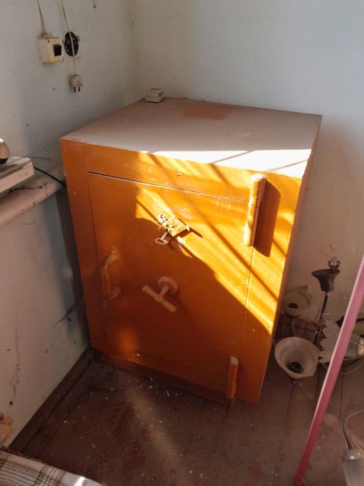 Сейф металевий .