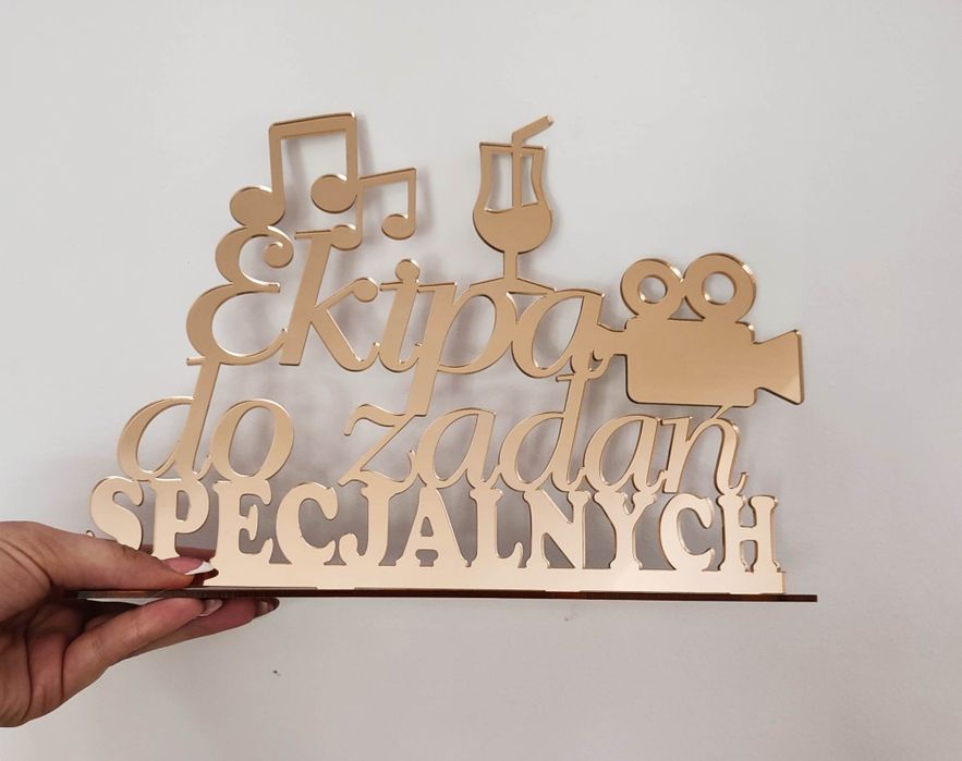 Złoty napis ekipa specjalna pleksa