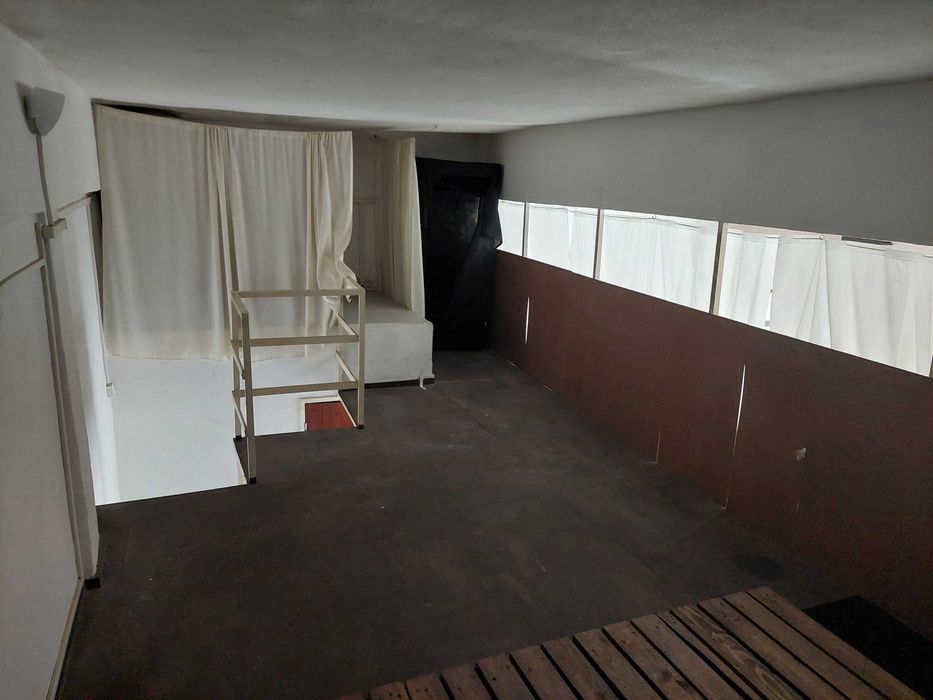 Armazém/garagem de rua com casa de banho e mezanino - Forte da Casa.