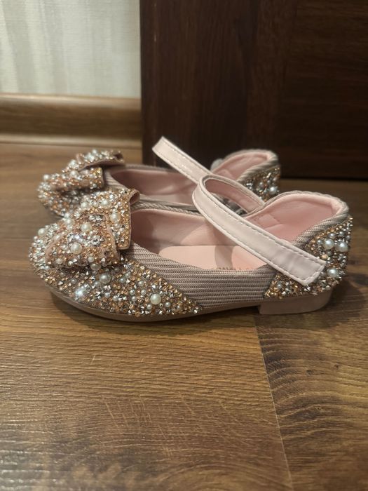 Прокат святкового одягу для дівчинки