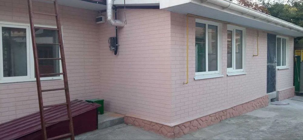 Продам новозбудований будинок з газовим опаленням в центрі міста.