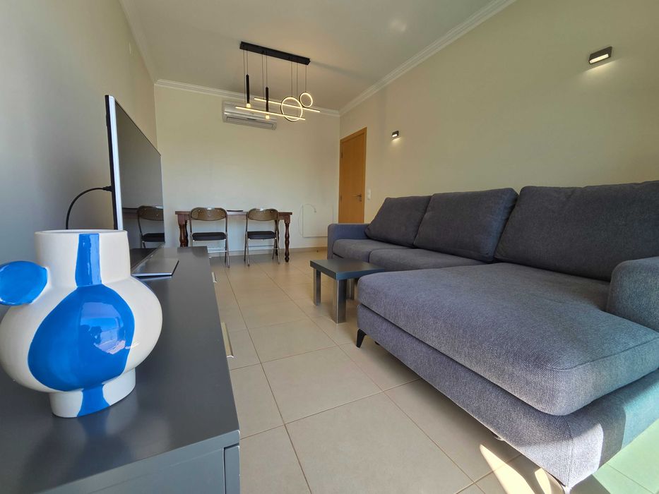 Arrendamento de longa duração de T1 em Condomínio c/ piscina e garagem