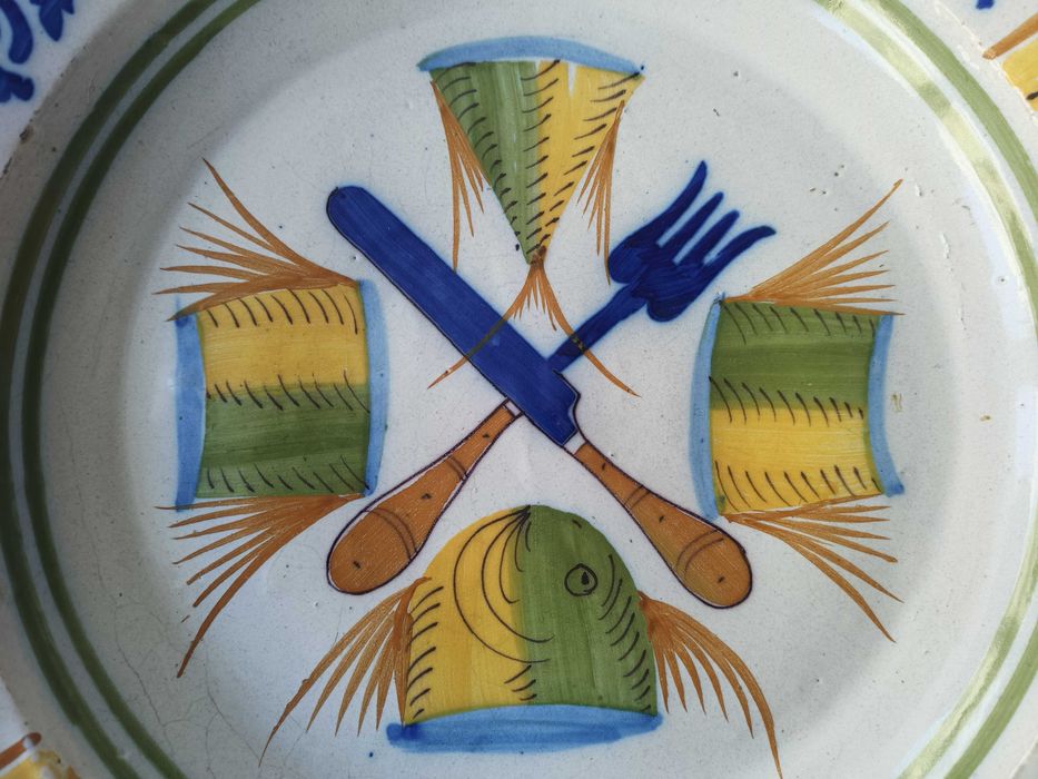 Prato faiança Peixe e Talheres, Bandeira ou Fervença, século XIX