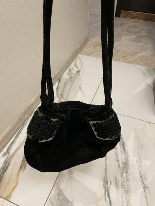 Замшевая сумка середнього розміру з металевими накладками