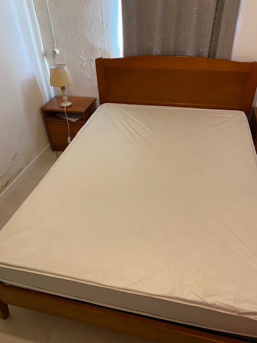 Cama de Casal ; 2 Mesinhas de cabeceira; 1 Colchão