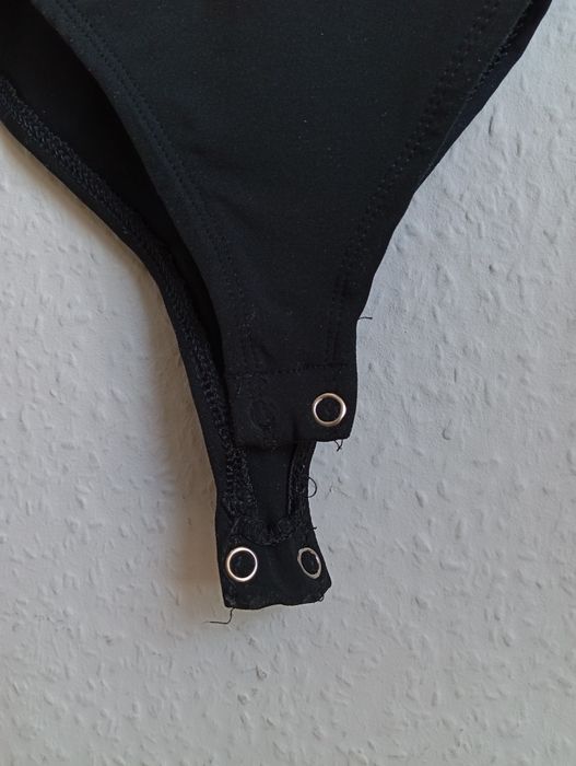 czarne body zapinane