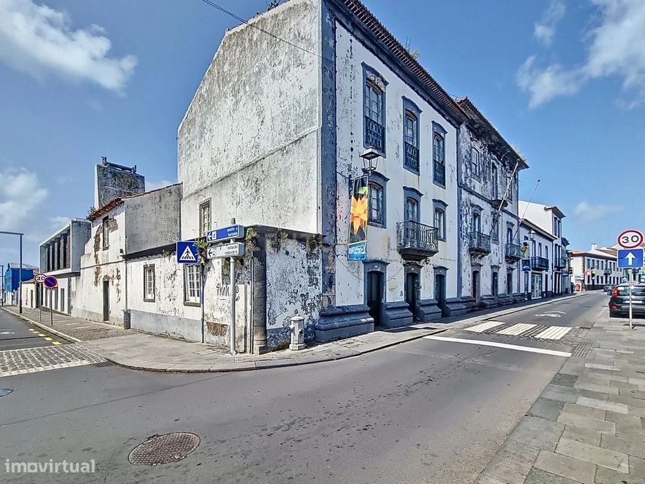 Duas Casas Antigas na Cidade da Ribeira Grande, Ilha de São Miguel - O