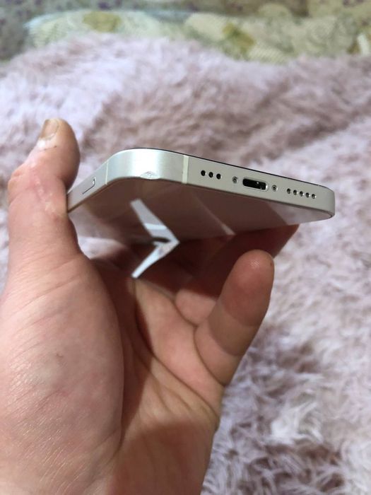 Продам iPhone 12.