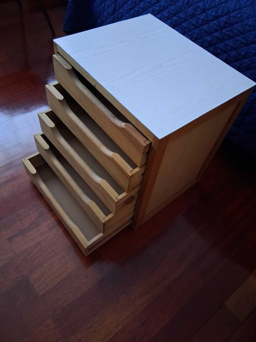 Bloco de gavetas em madeira