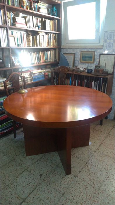 Mesa Circular Premium – Perfeita para Salas Modernas e Aconchegantes