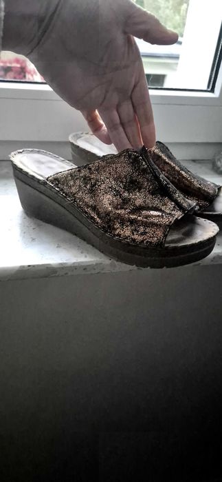 Złote wygodne buty na klinie 41