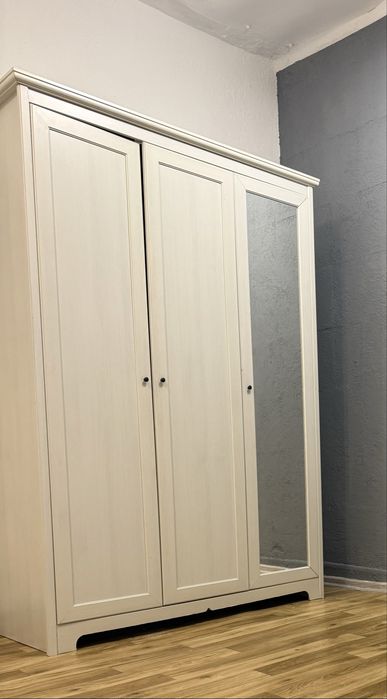 Biała szafa w dobrym stanie