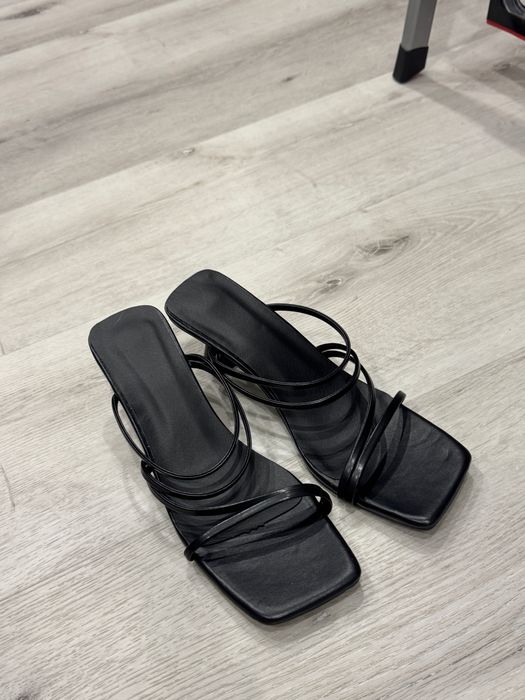 Чорні босоніжки