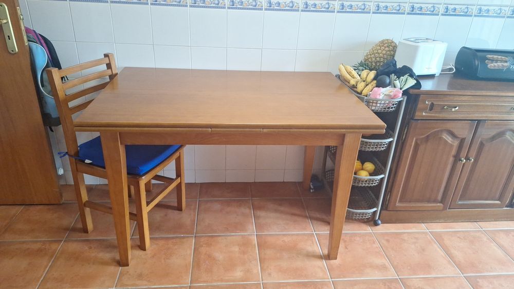 Mesa de madeira extensível + 6 cadeiras