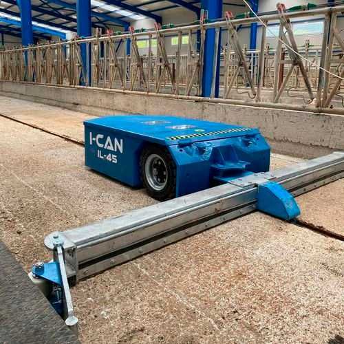 Robot do zgarniania obornika robot do podgarniania paszy CALMAR