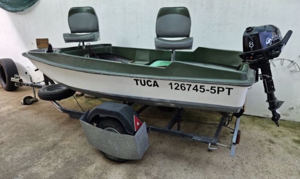 Barco com motor e reboque.